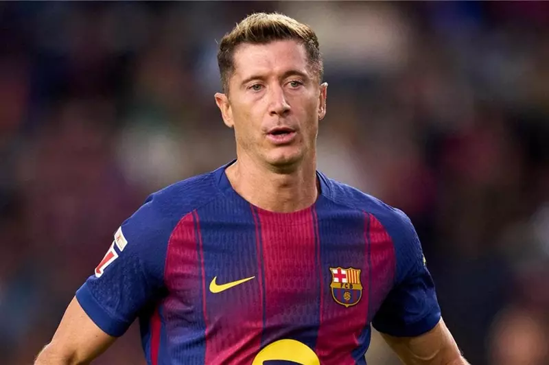 "يمكنه تقديم الدعم في الملعب".. جو كول يطالب تشيلسي بالتعاقد مع ليفاندوفسكي